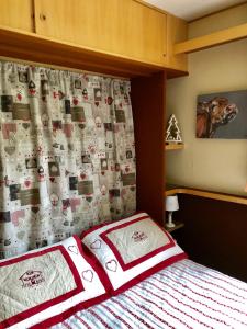 阿尔卑斯休斯山Camera Alpe di Siusi的一间卧室配有床,床上挂着一条布帘,上面挂着一条狗