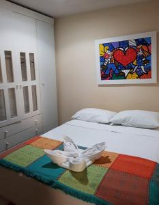 马塞约Pousada Terra Garrida的彩色毯子上一张带白色花的床铺