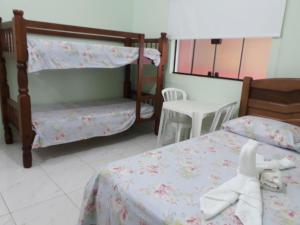 博拉塞亚Pousada Pesque Park的一间卧室设有两张双层床,床上铺有娃娃。