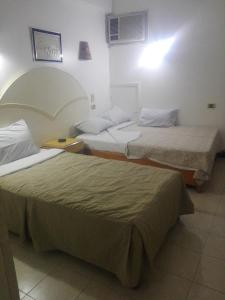 卢克索Rezeiky Hotel & Camp的配有两张床的旅馆客房