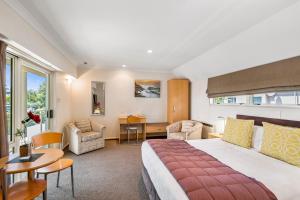 基督城科伦坡城市的酒店客房设有一张大床和一张书桌。