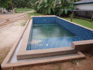 蔻立Leelawadee Khao-lak的蓝色瓷砖的水池
