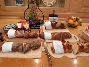 Alt Sankt Johann斯卡弗利旅馆的一张桌子,上面有几种不同的面包和羊角面包
