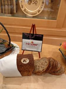 Alt Sankt Johann斯卡弗利旅馆的一张桌子上带标志的面包