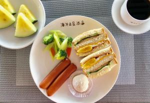 科罗尔海洋之星酒店 的夹三明治和蔬菜的盘子和一杯咖啡