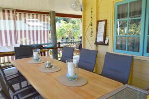 米申海滩利库拉旅馆的餐厅里一张带蓝色椅子的木桌