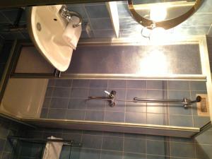 法克湖畔杜罗博拉赫克劳迪娅苑旅馆的一间带水槽和卫生间的浴室