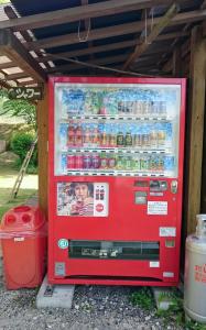 ShishikuiPension Shishikui的一台红色汽水自动售货机,出售饮料