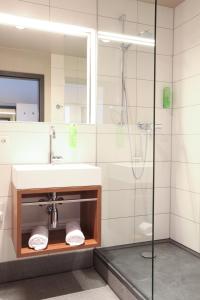 明德尔海姆昆斯特慕勒酒店的一间带水槽和淋浴的浴室