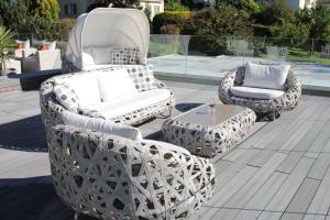 沃尔特湖畔韦尔登鲍尔特斯酒店的庭院里设有两把椅子和一张桌子