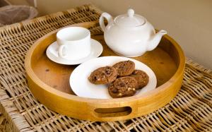 斯基普顿Raikes Barn的一个带饼干的木制托盘和茶壶