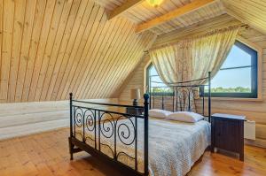 MindūnaiCountry house Stirnamis的一间卧室设有一张床和一个大窗户