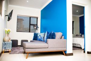 乔治Camello的带沙发和蓝色墙壁的客厅