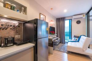 邦涛海滩Bangtao,Layan beach apartment的带冰箱的厨房和客厅