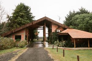 Fernandes PinheiroVirá Charme Resort的红砖建筑,有门和车道