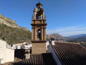 丘利利亚La Muralla Del Castillo的建筑物屋顶上的钟楼