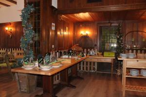 蒂蒂湖-新城Action Forest Hotel Titisee - nähe Badeparadies的厨房配有带圣诞装饰的长桌