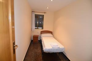 丘利利亚La Muralla Del Castillo的小房间设有两张床和窗户
