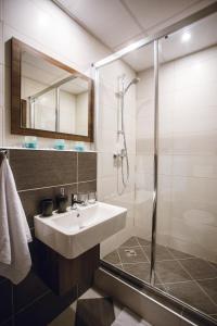 科希策Hotel Crystal的一间带水槽和淋浴的浴室