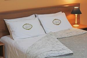圣保罗Hotel Valparaíso - Metrô Paraíso e 800m da Av Paulista的一张带白色床单和枕头的床