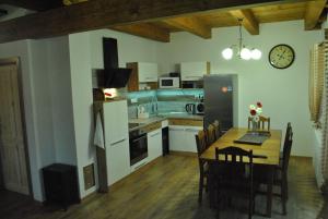 Apartmany Silverado的厨房或小厨房
