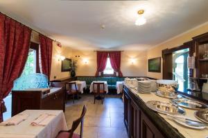 Mortegliano达南多酒店的餐厅设有1间带桌椅的用餐室