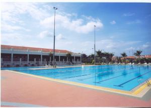 巴西古当Tanjung Puteri Golf and Resort Malaysia的大楼前的大型游泳池