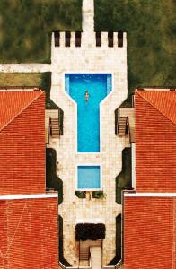 伊塔马拉卡Manga Verde Beach Residence的建筑物游泳池内人空中景观