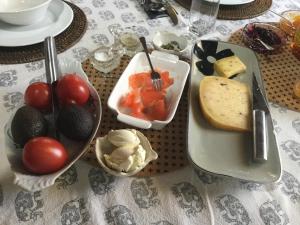 陶马鲁努伊The Inn At The Convent的一张桌子,上面放着一盘带西红柿和奶酪的食物