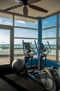 西湾天堂海滩酒店的窗户前的健身房,配有两辆健身自行车