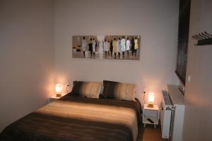 里尔Appt Hotel republique的一间带一张床和两盏灯的小卧室