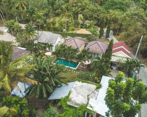 龙目岛库塔Shu Villa Lombok的享有带游泳池的房屋的空中景致