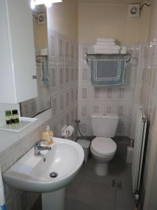 LímniEviali Apartments的浴室配有白色卫生间和盥洗盆。