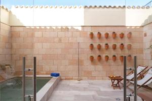塞尔瓦Angels Boutique - Turismo de interior的一间带游泳池和浴缸的浴室