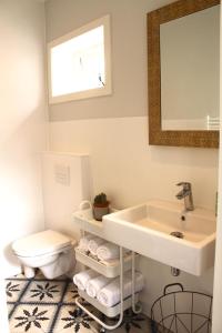 滨海卡特韦克Appartement 4 Seasons Katwijk aan Zee的一间带水槽和卫生间的浴室