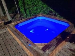 帕普Vacation Home Mezsargi的木制甲板上的大型蓝色游泳池