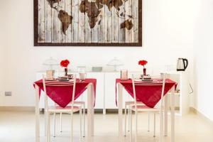 罗镇Villa Rosina的一间用餐室,配有红色的桌子和椅子