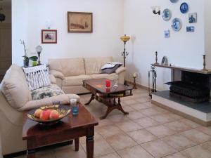 Gorgeous Villa in Arenas Spain With Private Swimming Pool的休息区