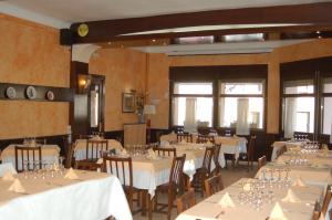 科利德纳尔戈北特瑞酒店的用餐室配有桌椅和白色桌布