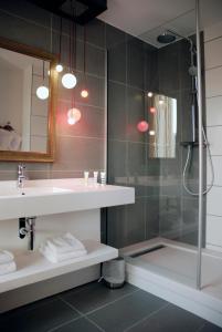 里昂里昂中央美居酒店 - 火车东站店 的一间带水槽和淋浴的浴室