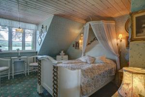 锡尔克堡Svostrup Kro的一间卧室配有一张带天蓬的床
