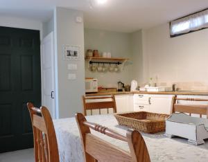 米德希特本-古里安沙漠玫瑰公寓的厨房配有桌椅和绿门。