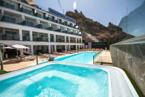 波多黎各IG Nachosol Atlantic & Yaizasol by Servatur - Adults Only的一座酒店,拥有一个山地游泳池