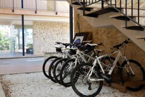 QuesaHotel de Montaña La Rocha的停在楼梯旁边的一群自行车