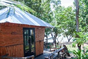 象岛Ban_na的小木屋设有玻璃门和长凳