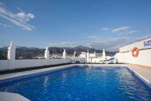 Hotel Bajamar Centro内部或周边的泳池