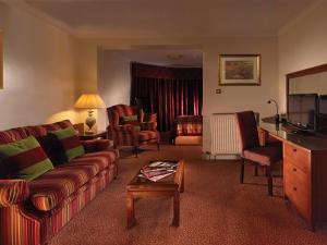福尔柯克麦克唐纳德伊奇拉度假酒店&SPA的带沙发和电视的客厅