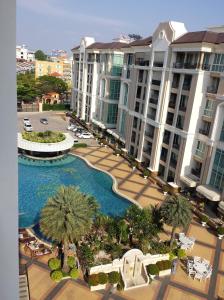 芭堤雅市中心Beautiful Apartment D6 Central Pattaya的享有带游泳池的度假村的空中景致