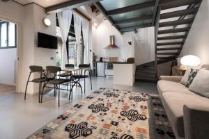 米兰Luxury Apartment Fioravanti的客厅配有沙发和桌椅