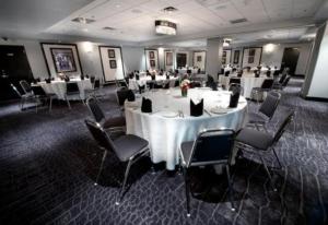 比洛克西坚岩酒店&加比洛克西赌场的一间设有白色桌椅的用餐室
